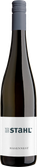 Die Flasche zeigt das Etikett 'Winzerhof Stahl' und den Namen 'Hasennest', umgeben von einem glänzenden, schwarzen Hintergrund.