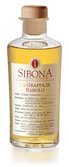 Eine elegante Flasche Grappa di Barolo mit einem Holzverschluss, die in sanften Goldtönen schimmert und detaillierte Etiketten zeigt.