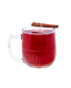 Ein klarer Glasbecher mit dampfendem, rotem Getränk und einem Zimtstängel oben drauf, vor schwarzem Hintergrund.