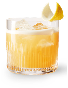 Ein Cocktail mit einer goldenen Farbe, serviert in einem facettierten Glas, garniert mit einer frischen Zitronenscheibe.