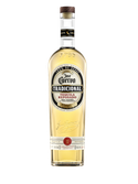 Die Flasche zeigt die goldene Farbe des Tequilas und trägt das Etikett mit dem Schriftzug 'Tradicional'.