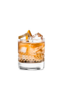 Ein ansprechendes Getränk in einem dekorativen Glas, gefüllt mit Eis und einer Orangenscheibe, vor einem einfarbigen Hintergrund.