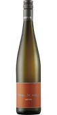 Eine elegante Flasche Wein mit einem schlichten, modernen Etikett in Orange und Weiß, die den Namen 'blanc de noirs' trägt.