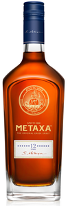 Die Flasche Metaxa 12 Jahre zeigt ein klassisches Design mit einem blauen Deckel und einem goldenen Emblem auf der Vorderseite.