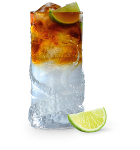 Ein kunstvoller Cocktail in einem Glas mit Kraken-Design, gefüllt mit Eis und Limettenscheiben, strahlt erfrischende Eleganz aus.