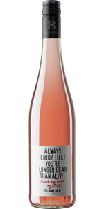 Die Flasche Roséwein zeigt ein kreatives Design mit einem Spruch, der Lebensfreude und Genuss betont.