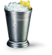 Ein eleganter, silberner Becher mit Eiswürfeln und einer Zitronenscheibe, beschriftet mit 'Geldermann'.