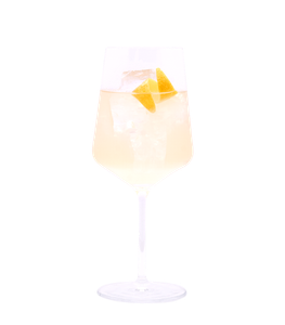 Alkoholfreier, hellgelber Drink im Weinglas mit Eiswürfeln und einer Zitronenzeste