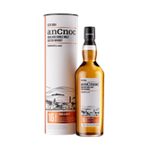 Eine Flasche anCnoc Highland Single Malt Whisky steht neben einer eleganten Verpackung mit einem malerischen Landschaftsdesign.
