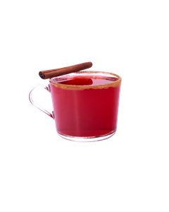 Ein klarer Glasbecher mit rotem Getränk, dekoriert mit einer Zimtstange auf dem Rand, strahlt Wärme und Gemütlichkeit aus.