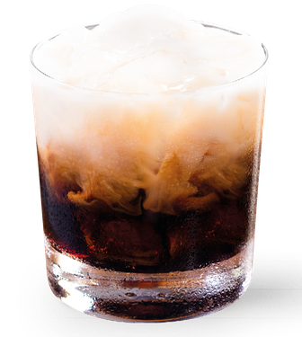 Ein Glas mit einem schokoladenbraunen Getränk, das mit Eiswürfeln gefüllt ist und eine cremige Schicht an der Oberfläche zeigt.