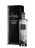 Ein hochwertiger Chopin Wodka in einer klaren, rillierten Flasche, die elegant in einer schwarzen, stilvollen Box präsentiert wird.