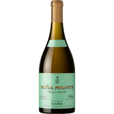Eine elegante Flasche Viña Monty Reserva mit grünem Etikett und goldener Kappe, die in einem hellen Licht glänzt.