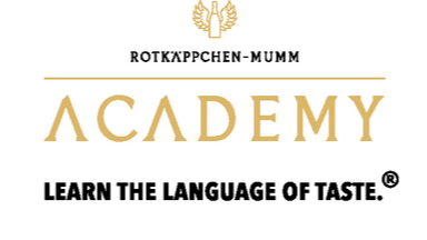 Das Logo der Rotkäppchen-Mumm Akademie, das in goldenen Buchstaben den Slogan 'Lerne die Sprache des Geschmacks' zeigt.