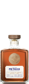 Eine elegante Flasche Metaxa Private Reserve mit einem Holzverschluss, gefüllt mit goldenem, bernsteinfarbenem Likör.