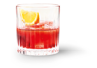 Das Glas zeigt ein köstliches rotes Getränk, das durch Eiswürfel gekühlt wird und mit einer Orangenscheibe verziert ist.