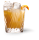 Ein stilvolles Glas, das ein goldenes Getränk mit Eis und einer frischen Orangenscheibe zeigt, ideal für heiße Tage.
