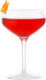 Ein elegantes Cocktailglas mit einem leuchtend roten Getränk, garniert mit einer Orangenschale, strahlt Genuss aus.