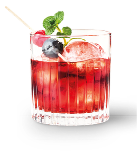 Ein erfrischender Cocktail in einem klaren Glas, gefüllt mit Eiswürfeln und roten Flüssigkeiten, garniert mit Minze und Beeren.