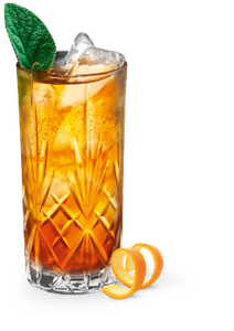 Ein stilvoller Cocktail mit Eiswürfeln, serviert in einem Kristallglas, dekoriert mit einem Minzblatt und einer Orangenschalenspirale.