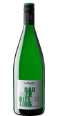 Das Etikett der Flasche hebt den Namen 'Emil Bauer' und die Region 'Pfalz' hervor, umgeben von einem minimalistischen Layout.