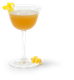 Ein Cocktail mit einer ansprechenden goldenen Farbe, serviert in einem eleganten Glas, mit einer Zitronenschale als Dekoration.