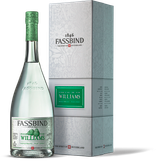 Ein klarer Williams-Birnenbrand in einer schlanken Flasche, präsentiert neben einer ansprechenden, detailreichen Verpackung.