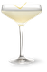 In einem transparenten Cocktailglas befindet sich ein helles Getränk, das mit einer feinen Zitronenschale dekoriert ist.