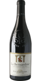 Eine elegante Flasche Wein mit dem Etikett 'La Bernardine' aus Châteauneuf-du-Pape, die in einem hellen Licht glänzt.