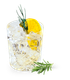 Ein elegantes Glas mit klarem Getränk, gefüllt mit Eiswürfeln, garniert mit einer Zitronenscheibe und frischem Rosmarin.