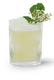 Ein Cocktail in einem gerippten Glas, das mit einem Eiswürfel und frischen Kräutern verziert ist, strahlt Frische und Eleganz aus.
