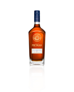 Die Flasche Metaxa 12 Jahre zeigt ein klassisches Design mit einem blauen Deckel und einem goldenen Emblem auf der Vorderseite.