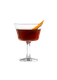 Das Glas enthält einen dunklen Cocktail, der durch eine leuchtend orangefarbene Zeste an der Kante akzentuiert wird.