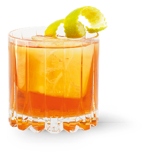 Das Glas enthält einen leuchtend orangefarbenen Cocktail, der mit Eis gefüllt ist und von einer Zitronenspirale geschmückt wird.