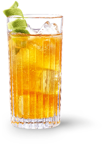 Ein stilvolles Glas mit einem sprudelnden, goldenen Getränk, das mit Eis gefüllt ist und mit Limettenzesten dekoriert wurde.