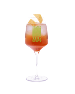 Der Cocktail im Glas hat eine ansprechende orangefarbene Farbe und ist mit Eiswürfeln und Zitronenschalen dekoriert.