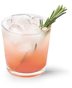 Ein Glas mit einem pinken Getränk, gefüllt mit Eis und garniert mit frischem Rosmarin, strahlt Sommerfrische aus.