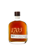Eine elegante Flasche Mount Gay Rum 1703 Master Select mit einem dunklen Holzverschluss und einer klaren, goldenen Flüssigkeit.