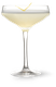 In einem transparenten Cocktailglas befindet sich ein helles Getränk, das mit einer feinen Zitronenschale dekoriert ist.
