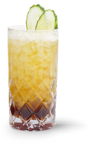 Ein kunstvoller Cocktail in einem klaren Glas, das mit Eis gefüllt ist, zeigt einen schönen Farbverlauf und wird mit Gurken dekoriert.