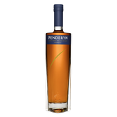 Penderyn Whisky in einer schlanken Flasche, die den goldenen Farbton des Inhalts und das stilvolle Etikett betont.