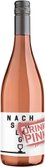 Eine Flasche Roséwein mit einem modernen Etikett, das den Aufruf 'DRINK PINK' in auffälliger Schrift zeigt.