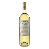 Die Flasche Doppio Passo Grillo zeigt ein kunstvolles Etikett mit filigranen Details und einem ansprechenden, hellen Design.