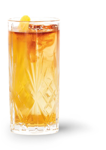 Ein erfrischender Cocktail in einem klaren, facettierten Glas, das mit einer Zitrusfrucht dekoriert ist und Eiswürfel enthält.
