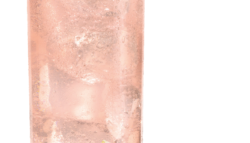 Ein erfrischendes Getränk in einem hohen Glas, gefüllt mit Eiswürfeln und einem Hauch von rosa Grapefruit.