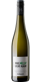 Die Flasche zeigt ein kreatives Design mit einem humorvollen Spruch und einem Hinweis auf eine Spendenaktion für einen guten Zweck.