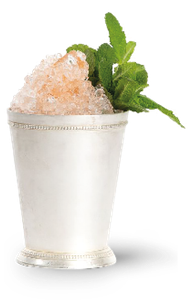 Zerstoßenes Eis und frische Minze füllen einen stilvollen silbernen Becher, der perfekt für heiße Sommertage ist.