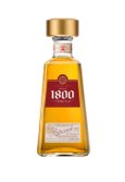 Ein hochwertiger Tequila in einer klaren Flasche, die mit einem goldenen Deckel und einem auffälligen Etikett verziert ist.