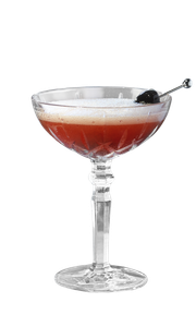 Ein elegantes Cocktailglas mit einem schaumigen, rotbraunen Getränk und einer Kirsche auf einem langen Spieß.