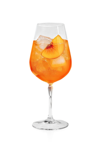  Erfrischender oranger Cocktail in elegantem Glas mit Eiswürfeln präsentiert